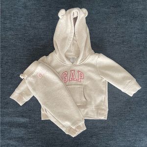 baby GAP sweatsuit 6-12m